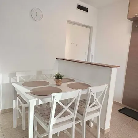 Cozy Buda - Ac - Sleeps 4 - Easy Access To Center Lägenhet *